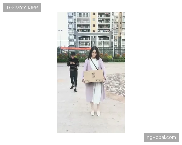 林孝埈穿睡衣出门拎着个名牌袋子，我笑着哭了