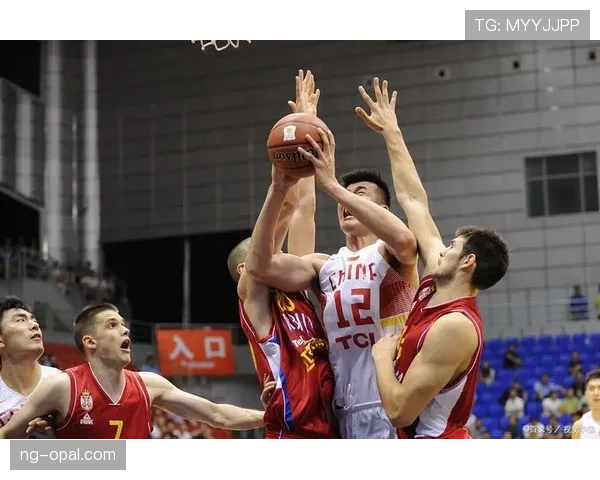 详细解读篮球防守规则中合法防守位置与违例的具体区分