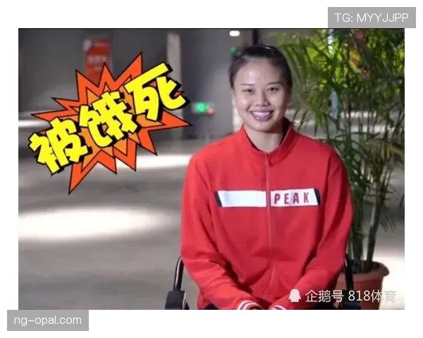 龚翔宇路边吃粉，身旁那只名牌包像在嘲笑我